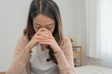 Depresyon ve akıl hastalığı. Asyalı kadın kötü haber aldıktan sonra hayal kırıklığına uğradı, üzüldü. Stresli kız mutsuz problemlerle kafası karışık, erkek arkadaşıyla tartışıyor, ağlıyor ve beklenmedik hamilelik için endişeleniyor..