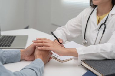 Psikiyatristler aile meselelerini tartışırken el ele tutuşuyorlar. Doktor cesaretlendiriyor ve empati kuran kadın depresyona giriyor. Psikolojik, boşanmayı kaydet, el ele, güven, ilgi
