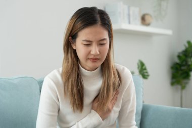 Göğüs kafesinde kalp krizi belirtileri var. Asyalı kadınlarda göğüs ağrısı var. Kalp rahatsızlığı, sızıntı, genişleme, genişlemiş kalp, göğse acı verici bir ifadeyle bastırma.