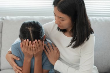 Ailede sorun var. Anne elini tutar, anne ve babasının kavgasından dolayı stres hisseder. Çocuğun ruhsal sorunları var. Kavgalar, şiddet, depresyon, intihar, cesaret kırma, sosyal sorun