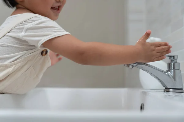 Simpan Air Anak Kecil Terus Mematikan Air Yang Mengalir Kamar — Stok Foto