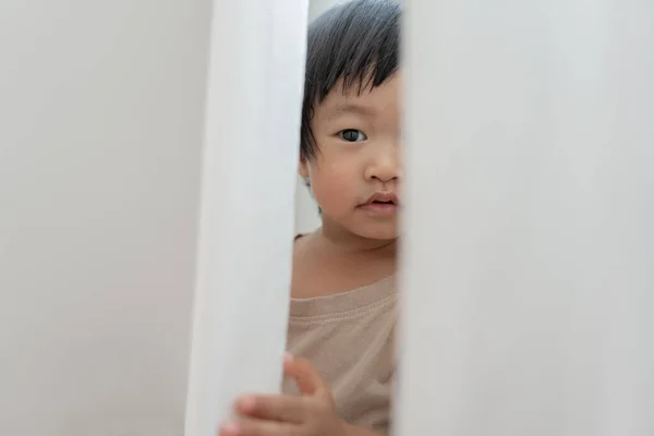 Niños Asiáticos Poco Niño Jugando Las Escondidas Buscar Pie Junto —  Fotos de Stock
