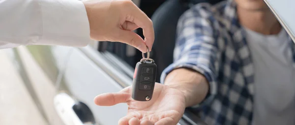 Kira Kiralık Araba Satış Alım Satış Müdürü Araba Anahtarlarını Yeni — Stok fotoğraf