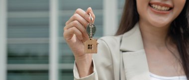 Kira, kiralama ve ev satma. Emlakçı menajeri yeni sahibine gülümsüyor. kira, satış, kredi finans, sigorta, satıcı, dağıtıcı, taksit, satın alma, satma, taşınma