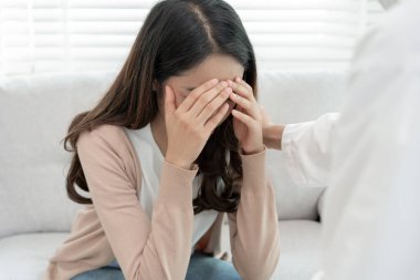 Akıl sağlığı sorunları olan bir kadın danışmanlık yapıyor. Psikiyatrist tedavi için hastanın durumunu kaydediyor. teşvik, sevgi ve aile sorunu, bipolar, depresyon hastası, intiharı koru