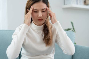 Baş ağrısı, kadın migren ağrısı, kötü sağlık, Asyalı kadın stres ve baş ağrısı, ofis sendromu, alınına dokunmaktan yorgun düşmüş migren ya da depresyon, sinirli kız, hüzün.