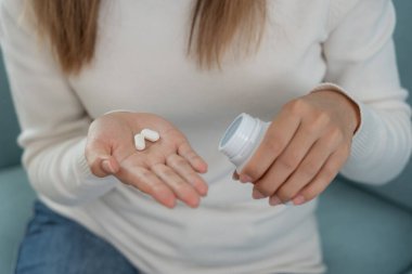 Kız elinde ilaç, ağrı kesici, tedavi, hastalık tedavisi, sterilize etme, vitamin, yatıştırıcı, sağlık hizmetleri, diyet takviyesi, tıbbi tedavi için ilaç, tonik, günlük ilaç dozajı