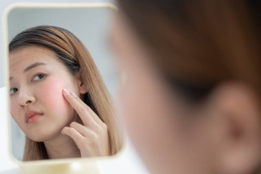 Yüz dermatolojisi, rosacea dermatiti, alerjik steroitler, hassas cilt, güneş yanığı, sivilce, kuru cilt, büyük gözenekler, kızarıklık, donuk, çil, kırışıklık, cilt sorunu, güzellik
