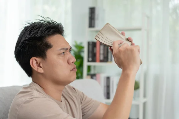Gestresste Und Kopfschmerzen Asiatische Mann Mit Großen Rechnungen Oder Rechnungen — Stockfoto