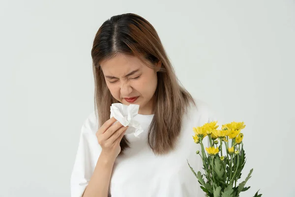 花粉过敏 亚洲的年轻女子在手帕里打喷嚏或在擦拭时吹气 对春天的野花或花朵过敏 过敏反应 呼吸系统问题 — 图库照片