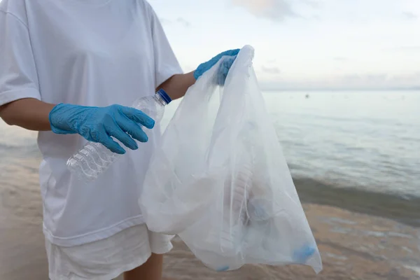 Ocean Volunteer Pick Trash Garbage Beach Plastic Bottles Difficult Decompose — Stock Photo, Image