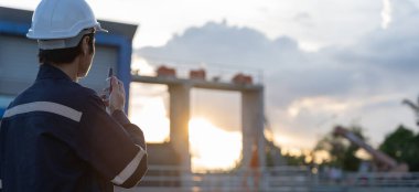 Bakım ve müfettiş. Bakım mühendisleri bina ve yapıların teftiş sonuçlarını bildirmek için telsiz kullanıyorlar. Sulama mühendisleri atık sistemlerini araştırıyor.