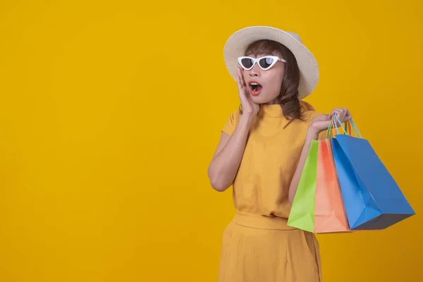 현대의 아름답고 매력적 여자는 백화점에서 유행하는 쇼핑백을 가지고 산책을 즐긴다 — 스톡 사진