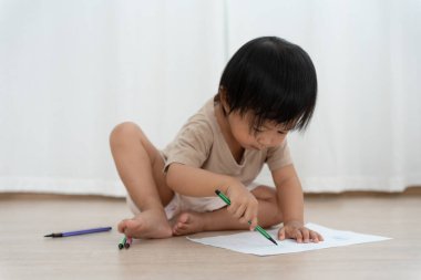 Mutlu Asya çocukları kağıt üzerinde resim yapmayı öğreniyor. Etkinlik, gelişim, IQ, EQ, meditasyon, beyin, kas, temel beceriler, ailenin birlikte zaman geçirmesi. Holida.