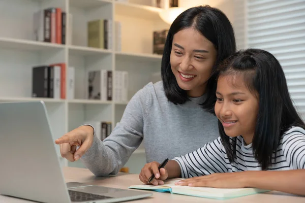 Lição Ensino Mãe Filha Por Laptop Menina Jovem Asiática Aprender — Fotografia de Stock