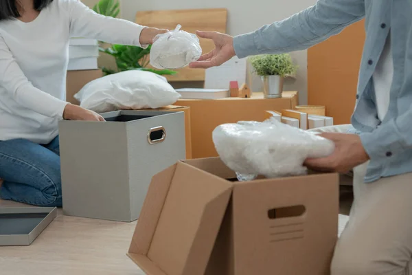 Verhuisd Huis Verhuizing Een Paar Help Set Verplaatsen Meubels Voor — Stockfoto