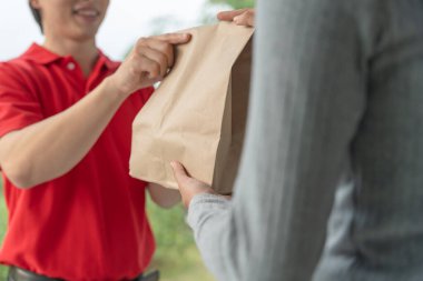 Teslimatçı ekspres teslimat gönderdi. Çevrimiçi dükkan, kağıt kutu, paket, postacı, teslimat servisi, paketler, elektronik para, dijital kağıt torba, çanta, müşteri, lojistik, e-ticaret, alışveriş