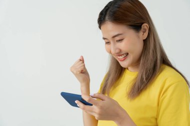 Heyecanlı genç bir kadın cep telefonuyla oyun oynuyor. Kazanan kadın mobil kumar. Vay be yüz ifadesi. Esport oyun çevrimiçi, sürpriz, oyuncu, çevrimiçi, kazanç, yeni nesil.