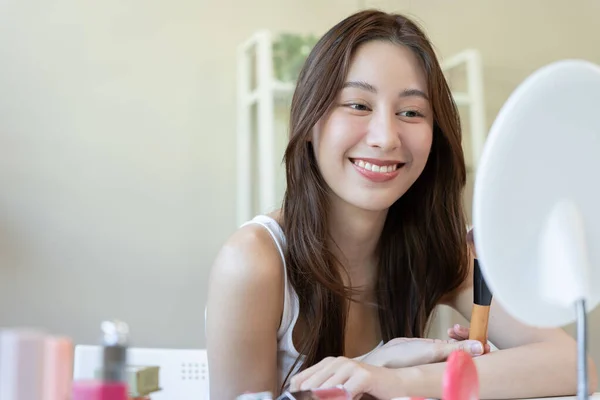 Piękna Azjatka Siedzi Przed Lustrem Twarz Zdrowej Kobiety Uśmiech Dla — Zdjęcie stockowe