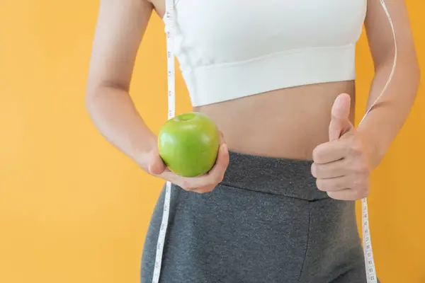瘦弱的亚洲女人选择健康的食物 节食的女人选择青苹果作为食物 健康的食物 减少脂肪 低热量 日常活动 — 图库照片