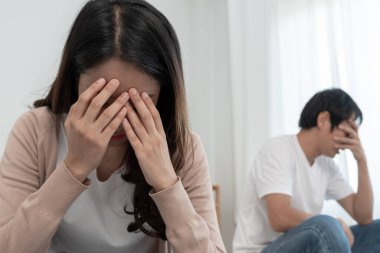 Boşanma. Asyalı çiftler evlendikten sonra çaresiz ve hayal kırıklığına uğrarlar. Karı koca kavgalar yüzünden üzgün, üzgün ve hayal kırıklığına uğramış durumdalar. Güvensizlik, aşk sorunları, ihanetler. Aile sorunu, genç aşıklar.