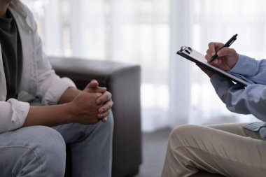 Akıl sağlığı sorunları olan bir adam danışmanlık yapıyor. Psikiyatrist tedavi için hastanın durumunu kaydediyor. teşvik, sevgi ve aile sorunu, bipolar, depresyon hastası, intiharı koru