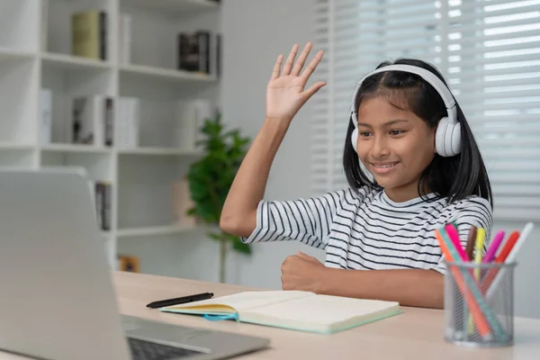 Curso Online Tutor Online Para Crianças Asiáticas Videoconferência Sobre Laptop — Fotografia de Stock