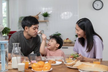 Tatillerde birlikte aktiviteler yapıyoruz. Ebeveynler ve çocuklar tatillerde birlikte yemek yiyorlar. Sabah aile için yeni bir ev, iyi eğlenceler, hafta sonu, boş, aile zamanı, mutlu.