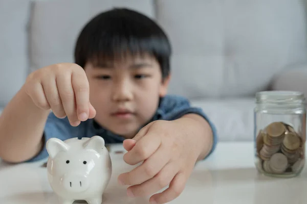 Ahorra Dinero Niños Poniendo Moneda Para Alcancía Para Ahorrar Riqueza —  Fotos de Stock