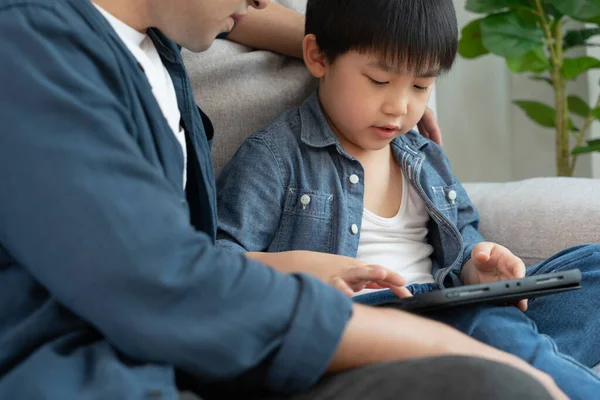 Pai Solteiro Feliz Jogando Ensinar Usando Tablet Com Menino Família — Fotografia de Stock