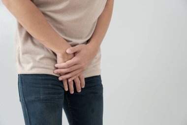 Adam mahrem yerlerinin önünde el ele tutuşup hastalıktan ve iltihaplanmadan rahatsızlık duyuyor. Zührevi, testis kanseri. Mesane sorunları, ereksiyon bozukluğu, erken boşalma, prostat kanseri.