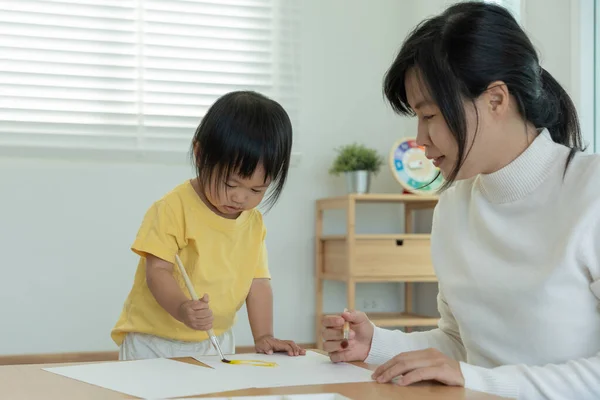 Mãe Ásia Feliz Jogando Pintura Aprendizagem Para Menina Família Engraçada — Fotografia de Stock