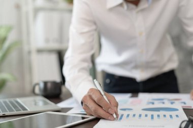 İş adamları yardım, hesap tabloları, grafik gelişimi, banka hesapları, istatistik, ekonomi, veri analizi, yatırım analizi, borsa, faiz oranları, gelir hesapları hesaplar