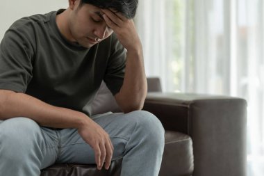 Depresyon ve akıl hastalığı. Asyalı adam kötü haber aldıktan sonra üzülür. Stresli çocuk mutsuz problemle kafasını karıştırıyor, kız arkadaşla tartışıyor, ağlıyor ve beklenmedik işler için endişeleniyor, ekonomide düşüş var..