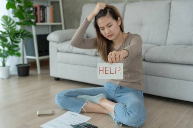 Yüklü faturaları ve faturaları olan stresli ve baş ağrısı çeken Asyalı kadın harcamaları ve kredi kartı borçlarını ödeyecek parası yok. kıtlık, mali sorunlar, mortgage, kredi, iflas, iflas, yoksul, boş cüzdan