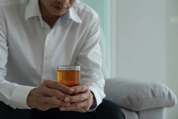 Depresyondaki Genç Adamı Evde Yalnız Başına Viski Içmenin Kötü Hissettirdiğini — Stok fotoğraf
