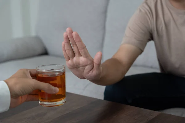 Adam Hayır Demeyi Reddediyor Alkollü Viski Içmekten Kaçınıyor Işareti Yapan — Stok fotoğraf