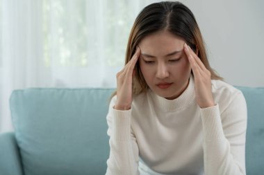 Baş ağrısı, kadın migren ağrısı, kötü sağlık, Asyalı kadın stres ve baş ağrısı, ofis sendromu, alınına dokunmaktan yorgun düşmüş migren ya da depresyon, sinirli kız, hüzün.