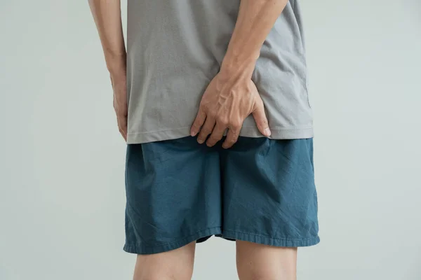 Mano Masculina Sosteniendo Parte Inferior Porque Tiene Dolor Abdominal Hemorroides — Foto de Stock