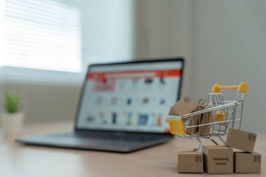 Evde online alışveriş yapmak için bilgisayar kullanıyor. evde kalmak, teknoloji, elektronik ticaret, internet, pazar yeri, final veya yaz ya da büyük satış, ödeme, kredi indirimi, teklif, düşük fiyat