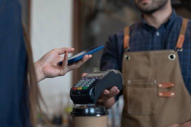  Kafe restoranındaki sipariş menüsünü dijital ortamda taramak için akıllı telefonu kullan. Menüyü ve siparişi seçin ve indirimi toplayın. E cüzdan, teknoloji, online ödeme, kredi kartı, banka uygulaması.