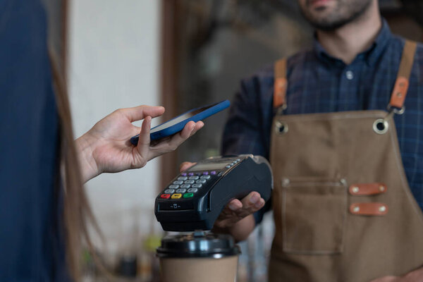  использовать смартфон для сканирования QR-кода для заказа меню в кафе-ресторане с цифровой доставкой. Выберите меню и закажите накопленную скидку. Электронный кошелек, технологии, оплата онлайн, кредитная карта, банковское приложение.