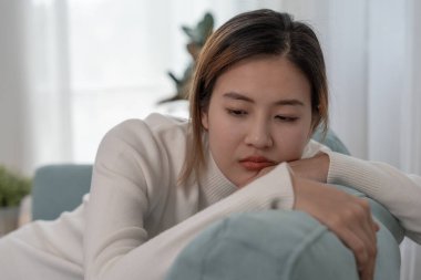 Depresyon ve akıl hastalığı. Asyalı kadın kötü haber aldıktan sonra hayal kırıklığına uğradı, üzüldü. Stresli kız mutsuz problemlerle kafası karışık, erkek arkadaşıyla tartışıyor, ağlıyor ve beklenmedik hamilelik için endişeleniyor..