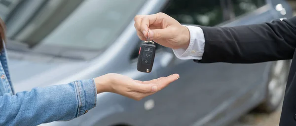 リース レンタカー ディーラーマネージャーは新しい所有者に車のキーを送信します 融資信用金融 レンタカー 販売業者 ディーラー 介護事業 — ストック写真