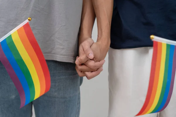 Lgbt群体 男同性恋夫妇牵着手示爱 亚洲年轻夫妇幸福地拥抱在一起 恋爱中情人 双性恋 同性恋 快乐的生活 生活方式 — 图库照片