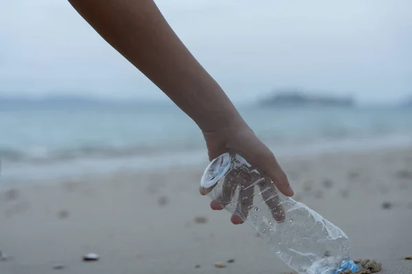 Oszczędzaj Wodę Wolontariuszka Zbiera Śmieci Plaży Plastikowe Butelki Trudne Rozkładu — Zdjęcie stockowe