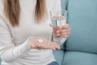 Kız elinde ilaç, ağrı kesici, tedavi, hastalık tedavisi, sterilize etme, vitamin, yatıştırıcı, sağlık hizmetleri, diyet takviyesi, tıbbi tedavi için ilaç, tonik, günlük ilaç dozajı