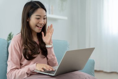 Asyalı güzel kadın şaşırmış yüz ifadesinden çıktı. Dişi şokta. heyecan verici bir gülümseme ve mutlu bir sevinç. Keyfinize bakın ve rahatlayın. Vay canına, elinde akıllı telefon tutan bir kız. Gülümse..