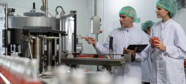 Portre kalitesi denetleyicisi veya yiyecek veya içecek teknisyeni müşteriye ürün göndermeden önce kalite kontrol gıdaları veya içeceklerle ilgili teftiş yapar. Üretim lideri malzeme ve verimliliği yeniden kontrol etti.