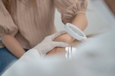 Asyalı bir kızın cilt sorunu ve güzelliği. Cilt bakımı uzmanları cilt alerjisi, steroid alerjisi, hassas cilt, kimyasal alerji, isilik, böcek ısırığı, dermatit....